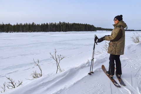 Cani-raquette dans la forêt et ski altaï