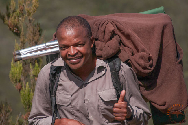 Un porteur du Kilimandjaro @Sous l'Acacia