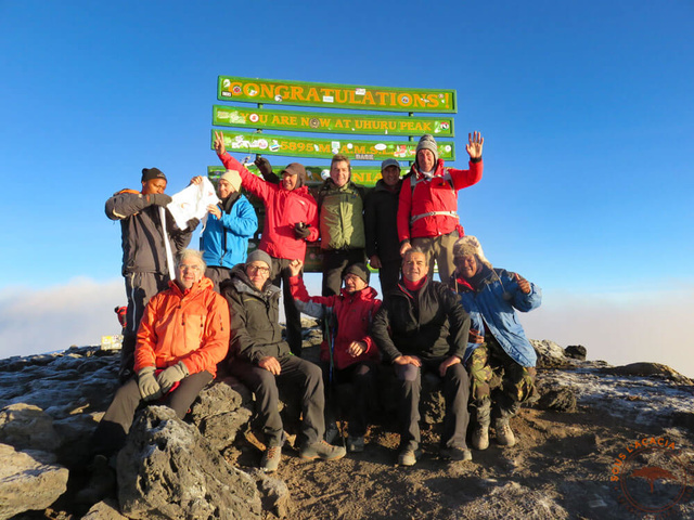 Notre équipe à Uhuru Peak @Sous l'Acacia