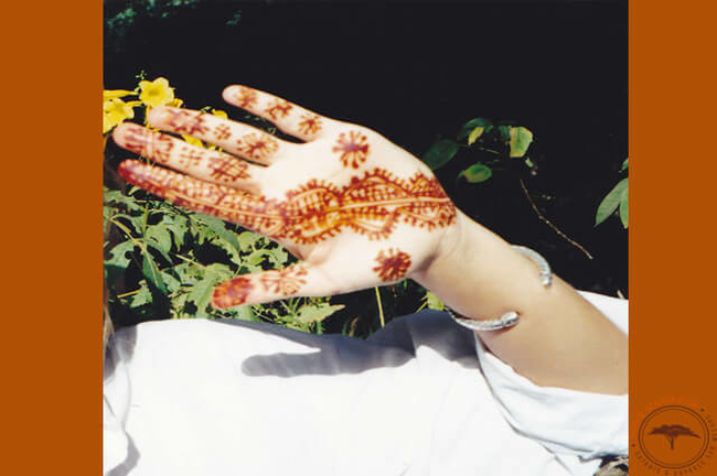 Pratique du henné @Sous l'Acacia