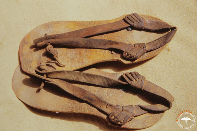 Paire de sandales en cuir fabriquée par les nomades @Sous l'Acacia