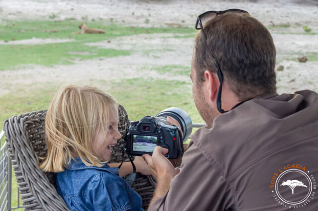 Jeune enfant et son papa prenant une photo @Sous l'Acacia