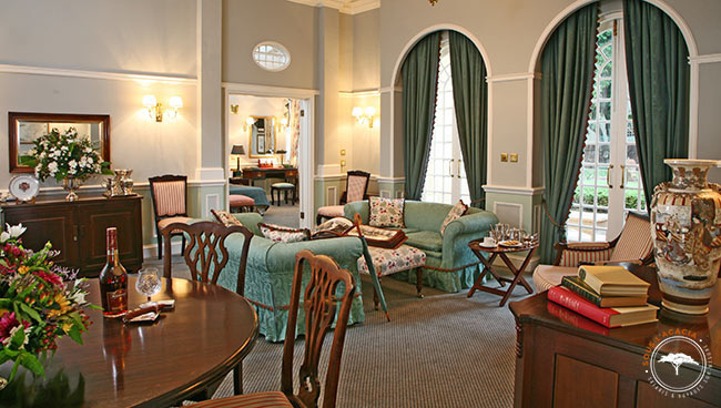 Le salon de la suite royale, témoin de la sophistication du Victoria Falls Hôtel @Sous l'Acacia