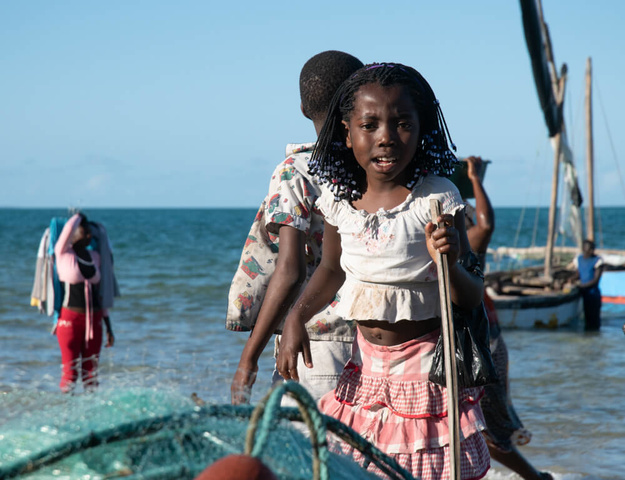 Petite fille sur la plage de Vilanculos @Sous l'Acacia