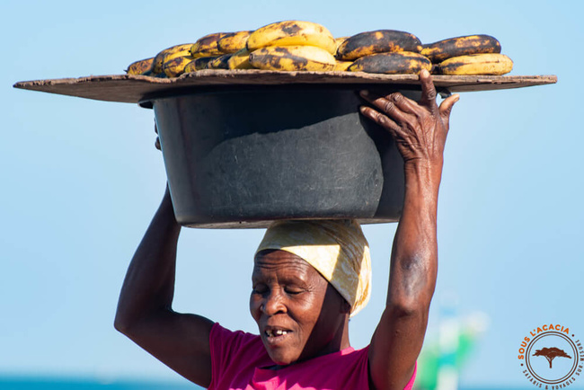 Marchande de bananes sur la plage @Sous l'Acacia