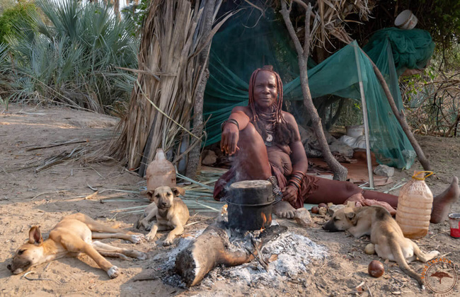 Himba devant sa case ©Sous l'Acacia