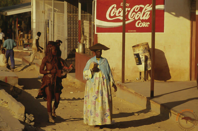 Femme Himba et Femme Herrero dans la rue @Sous l'Acacia