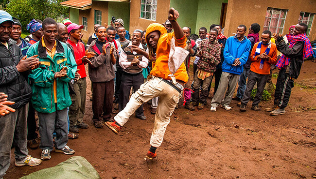 Danse et chant typique en langue Swahili @Sous l'Acacia
