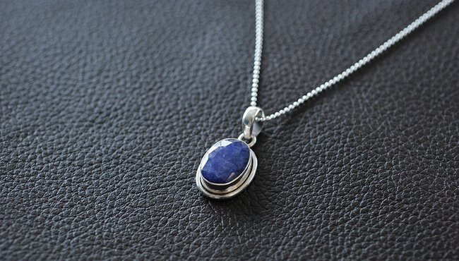 Collier arborant une pierre de Tanzanite @Sous l'Acacia